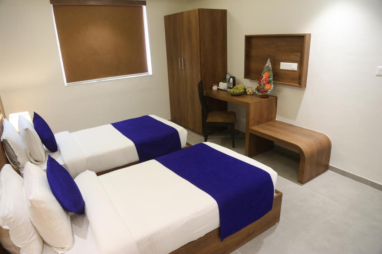 Hotel Nova Pride Rajkot Bagian luar foto