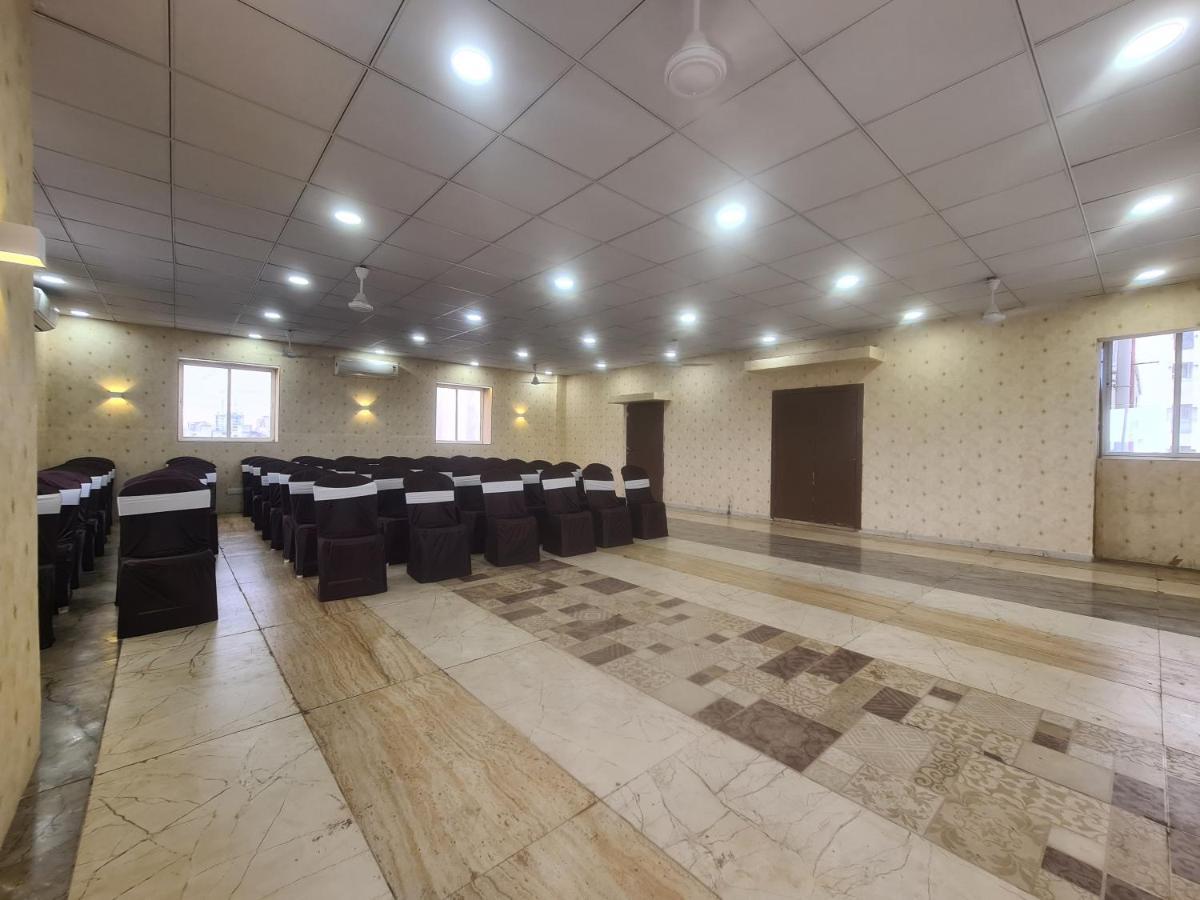 Hotel Nova Pride Rajkot Bagian luar foto