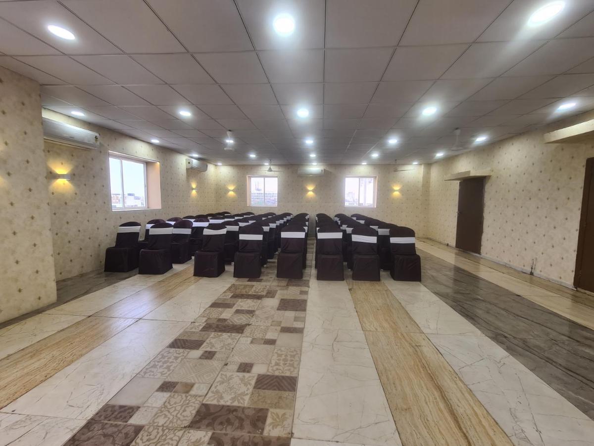 Hotel Nova Pride Rajkot Bagian luar foto