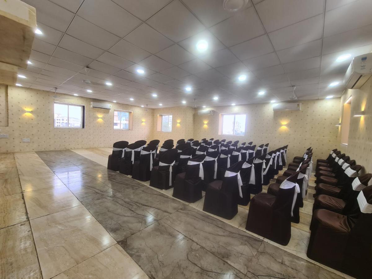 Hotel Nova Pride Rajkot Bagian luar foto