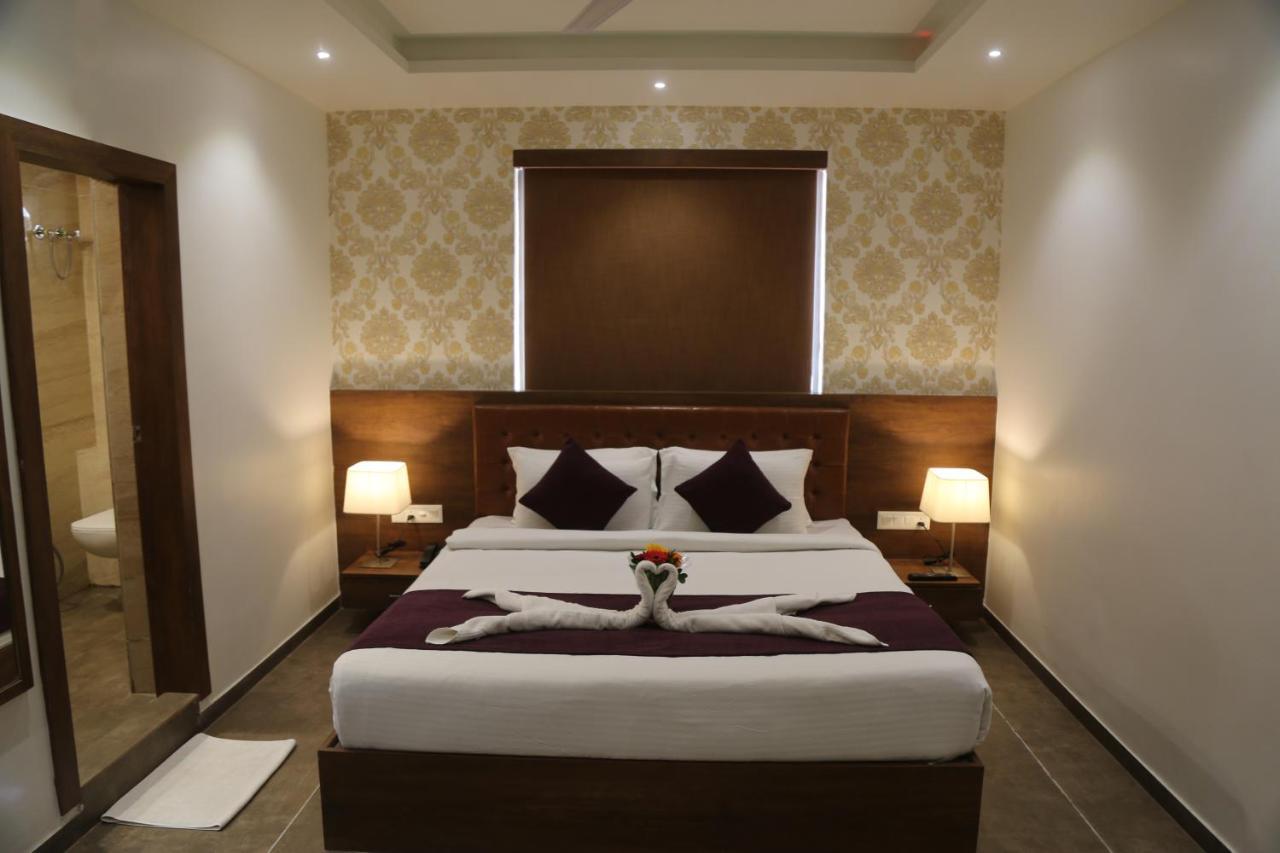 Hotel Nova Pride Rajkot Bagian luar foto