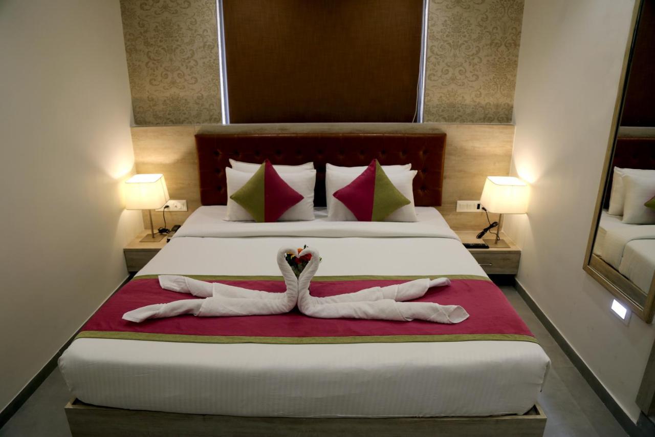 Hotel Nova Pride Rajkot Bagian luar foto