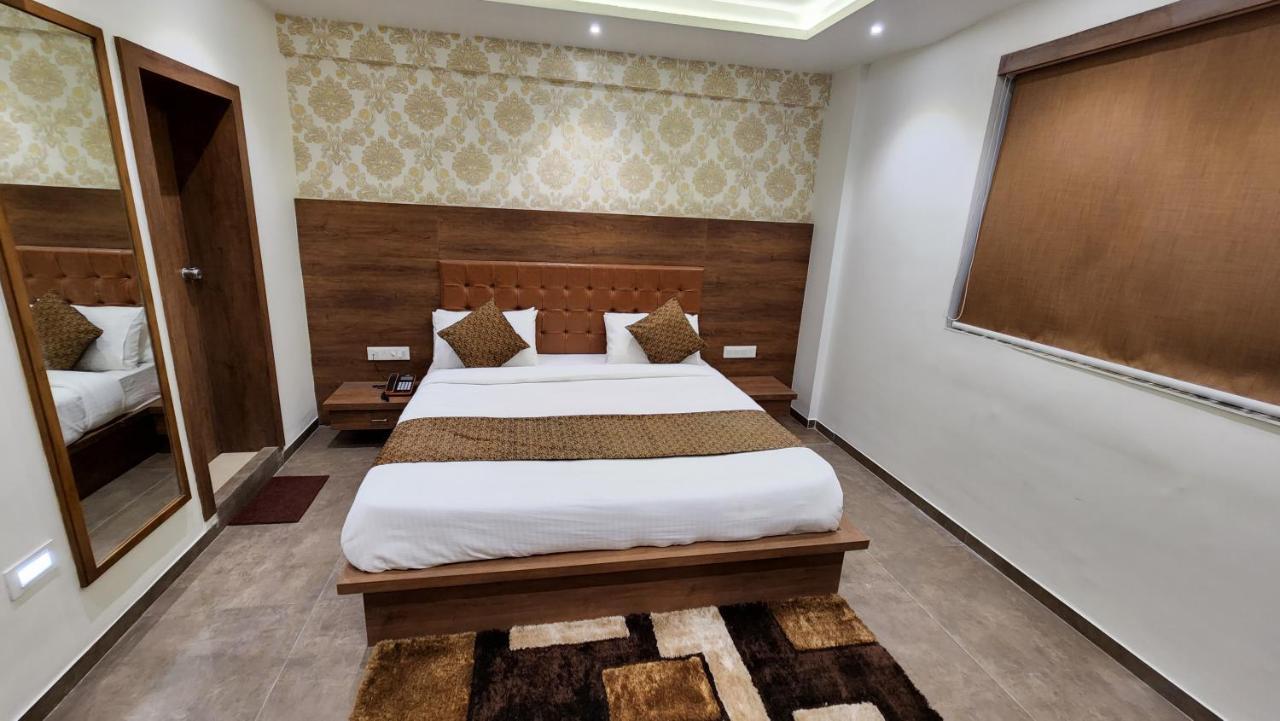 Hotel Nova Pride Rajkot Bagian luar foto