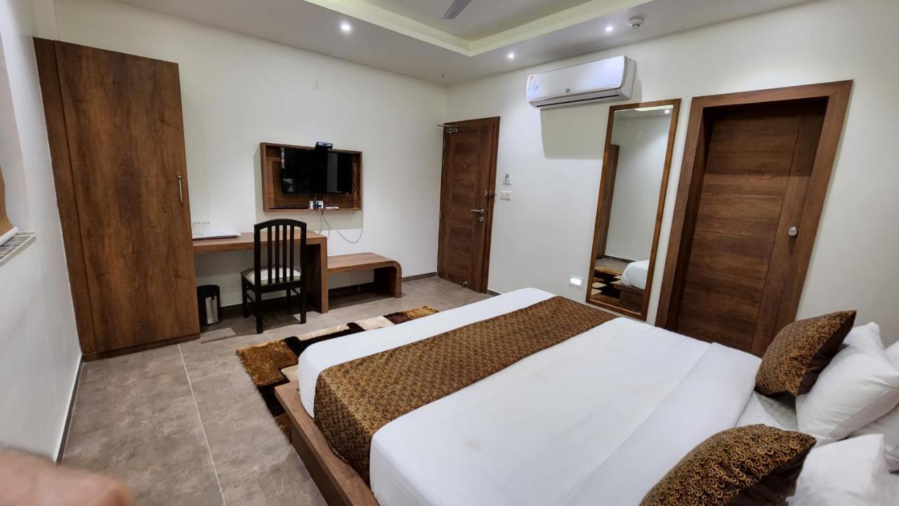 Hotel Nova Pride Rajkot Bagian luar foto