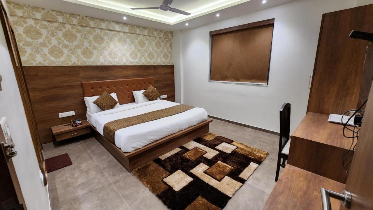Hotel Nova Pride Rajkot Bagian luar foto