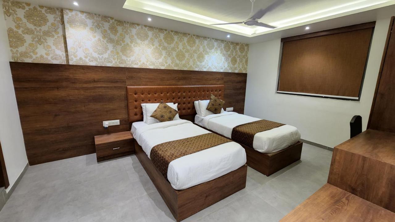 Hotel Nova Pride Rajkot Bagian luar foto