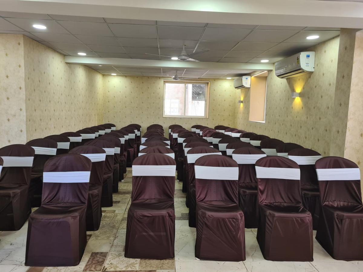 Hotel Nova Pride Rajkot Bagian luar foto