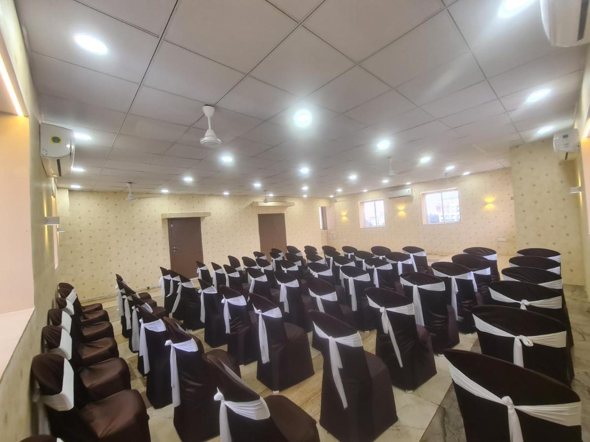 Hotel Nova Pride Rajkot Bagian luar foto