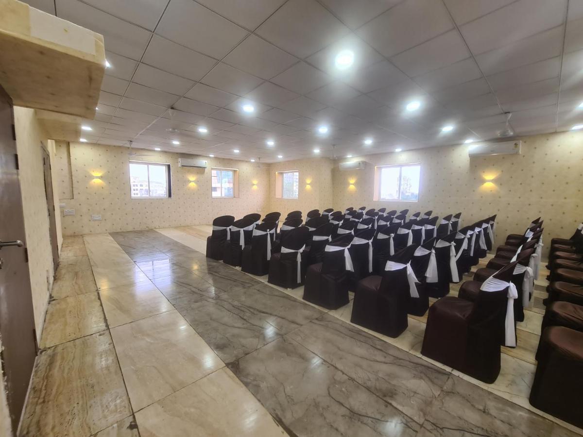 Hotel Nova Pride Rajkot Bagian luar foto