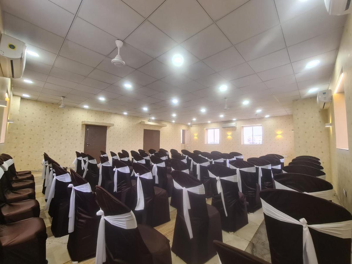 Hotel Nova Pride Rajkot Bagian luar foto