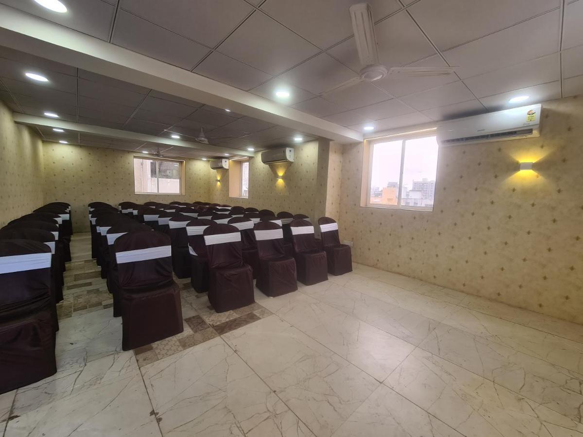 Hotel Nova Pride Rajkot Bagian luar foto