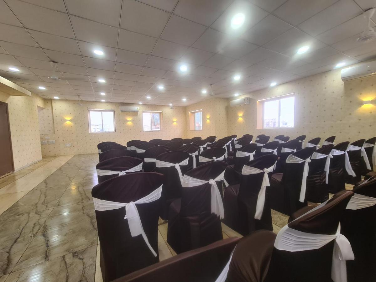 Hotel Nova Pride Rajkot Bagian luar foto