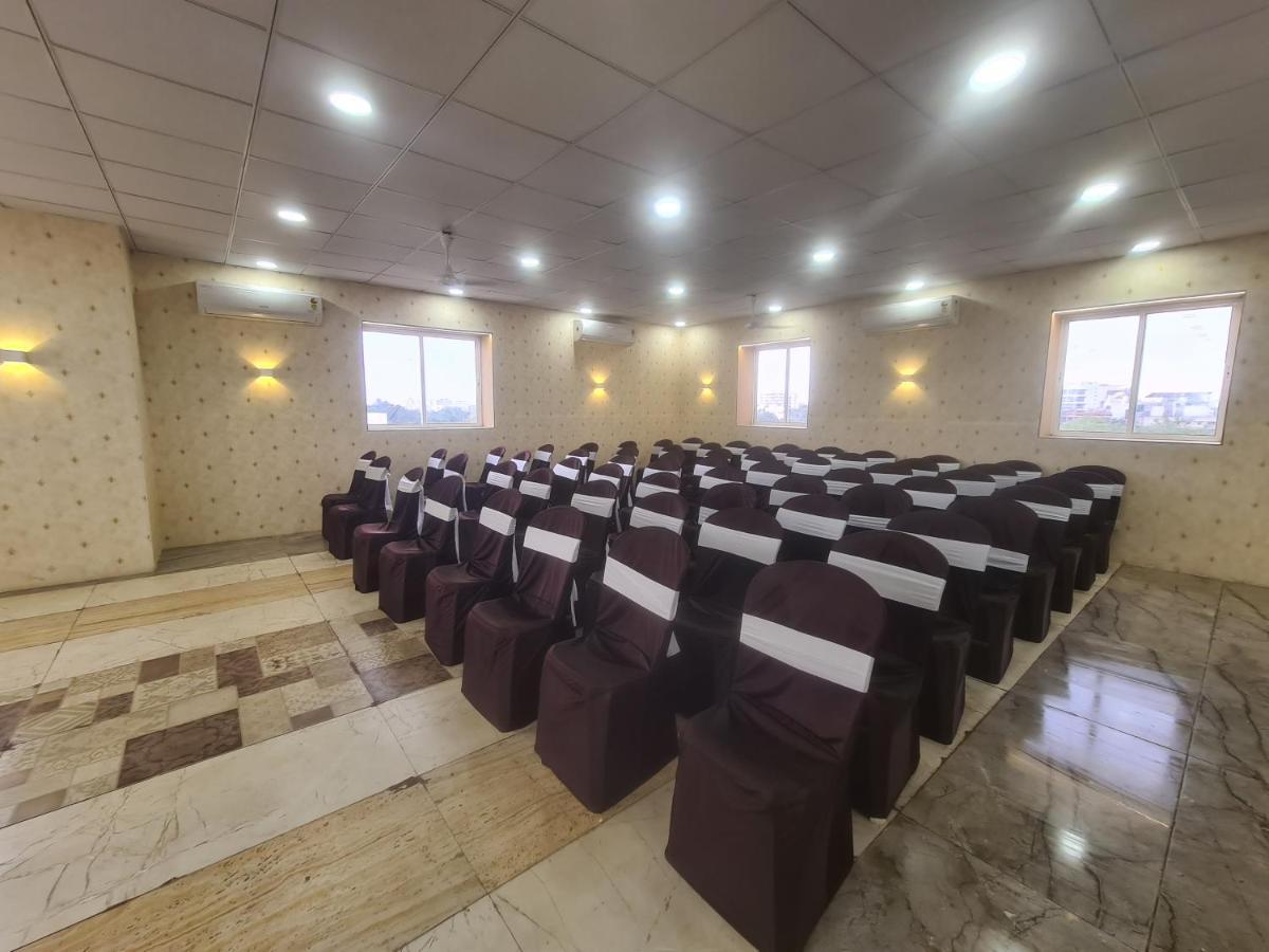 Hotel Nova Pride Rajkot Bagian luar foto