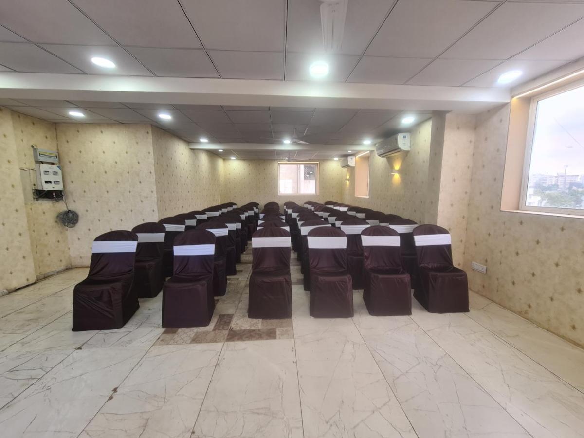 Hotel Nova Pride Rajkot Bagian luar foto