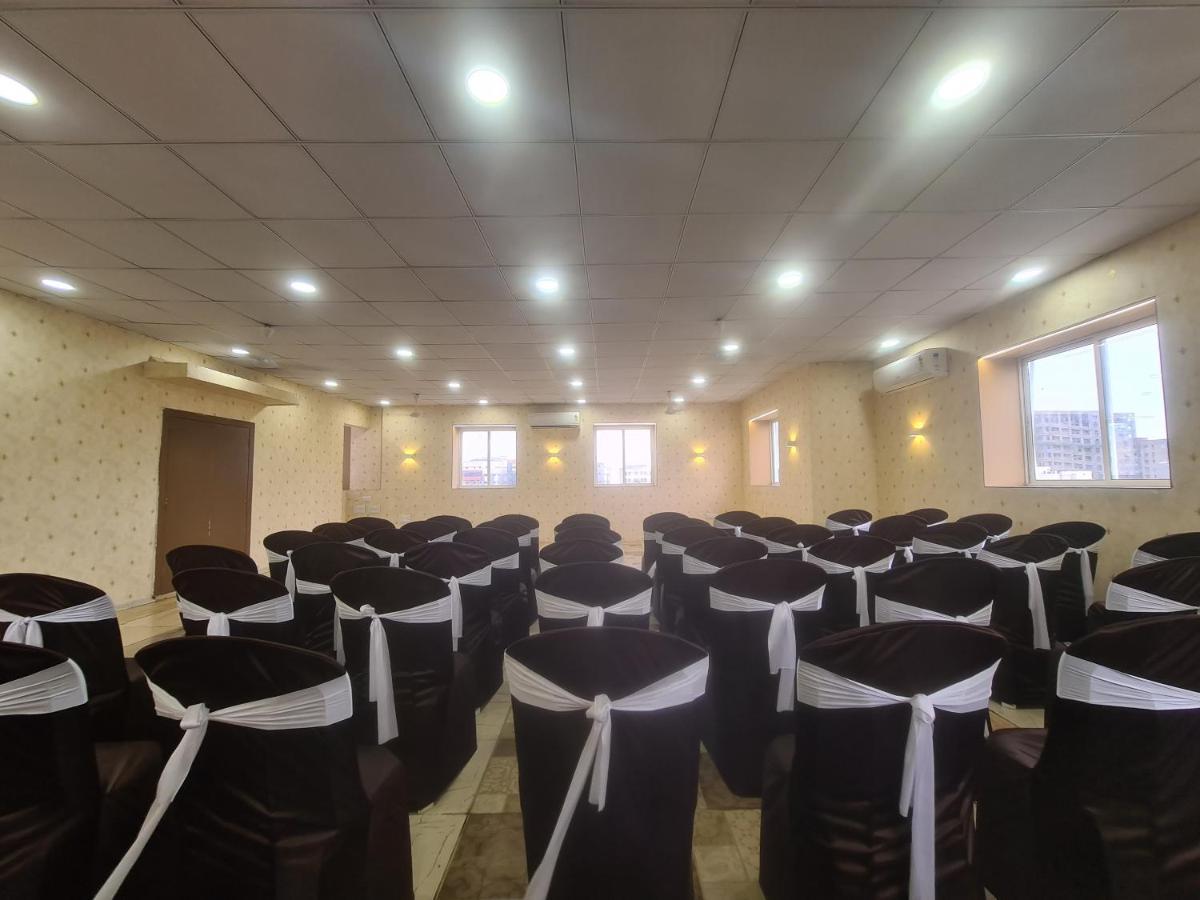 Hotel Nova Pride Rajkot Bagian luar foto