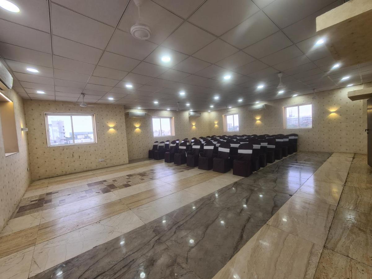 Hotel Nova Pride Rajkot Bagian luar foto