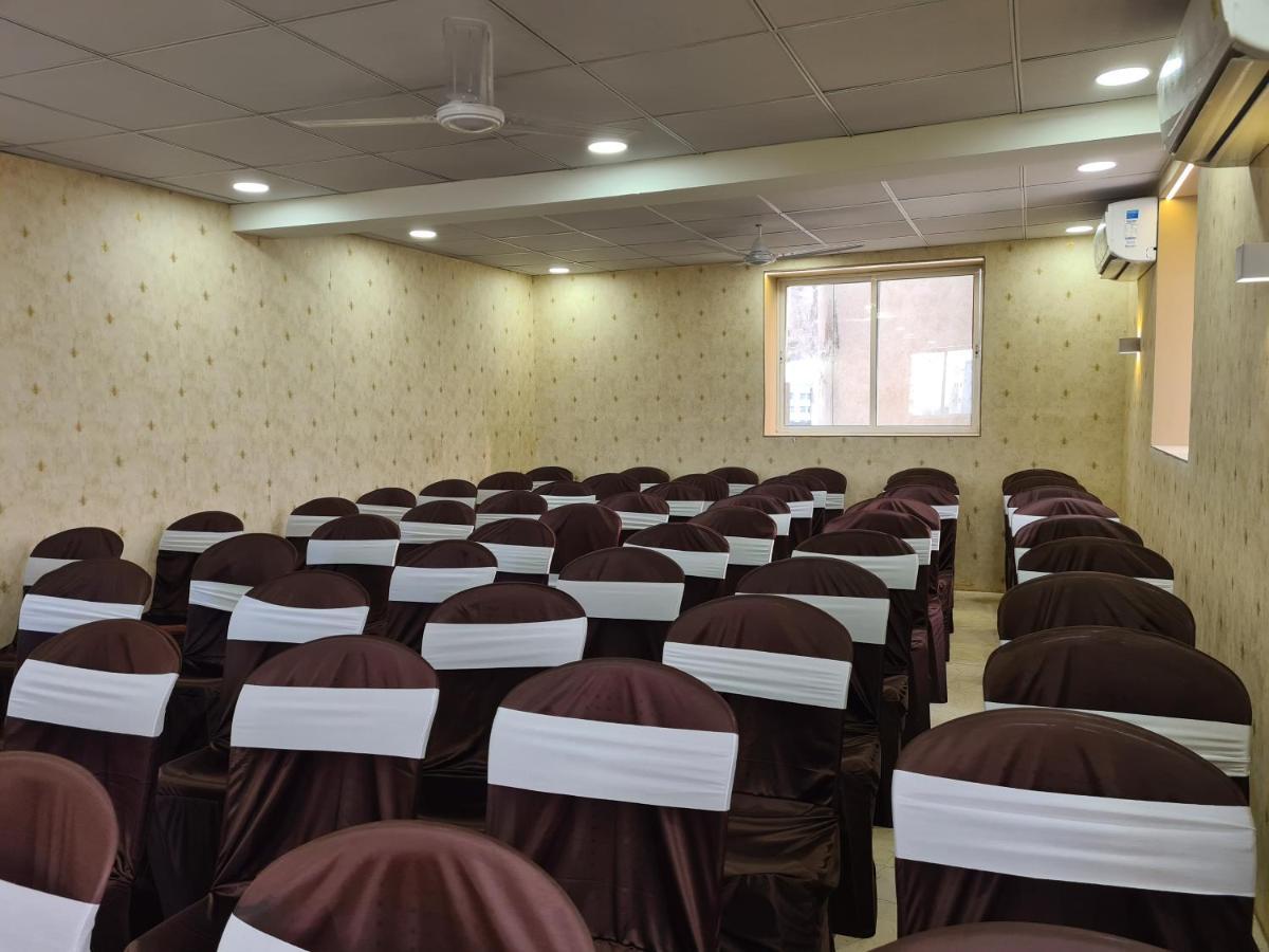 Hotel Nova Pride Rajkot Bagian luar foto
