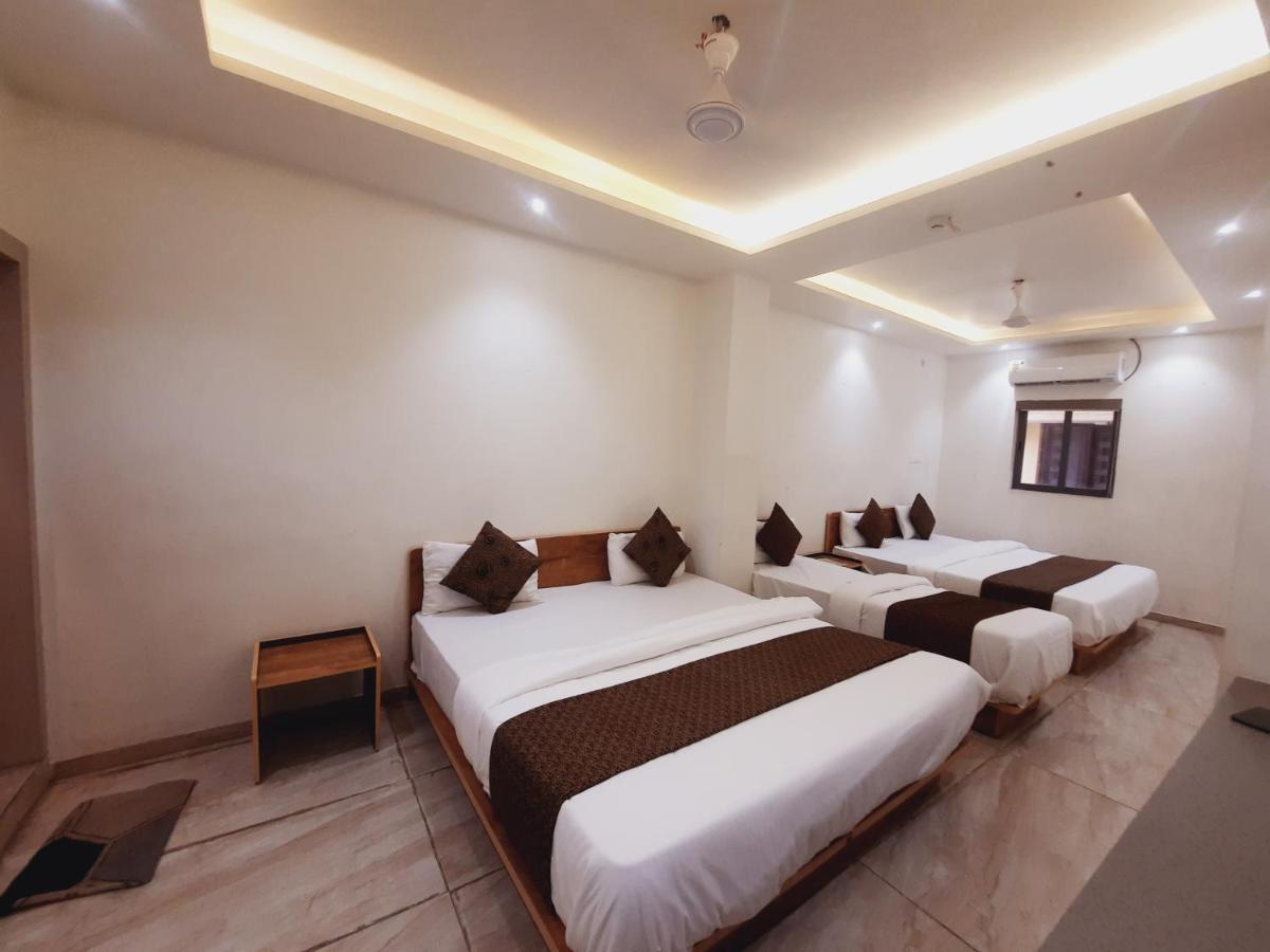Hotel Nova Pride Rajkot Bagian luar foto