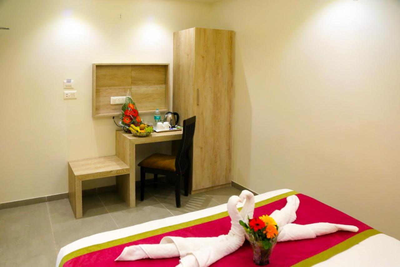 Hotel Nova Pride Rajkot Bagian luar foto