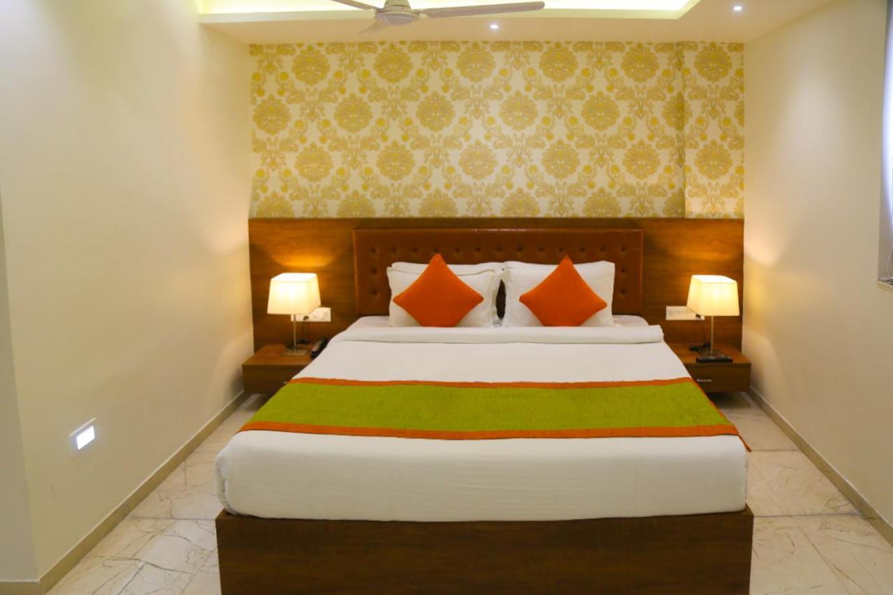 Hotel Nova Pride Rajkot Bagian luar foto