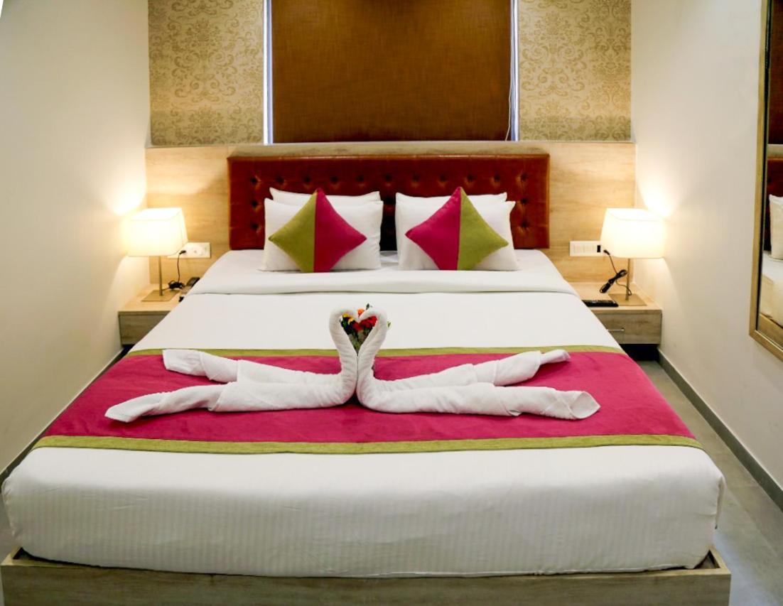 Hotel Nova Pride Rajkot Bagian luar foto