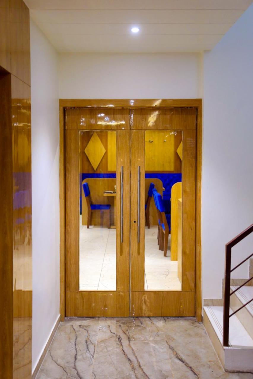 Hotel Nova Pride Rajkot Bagian luar foto