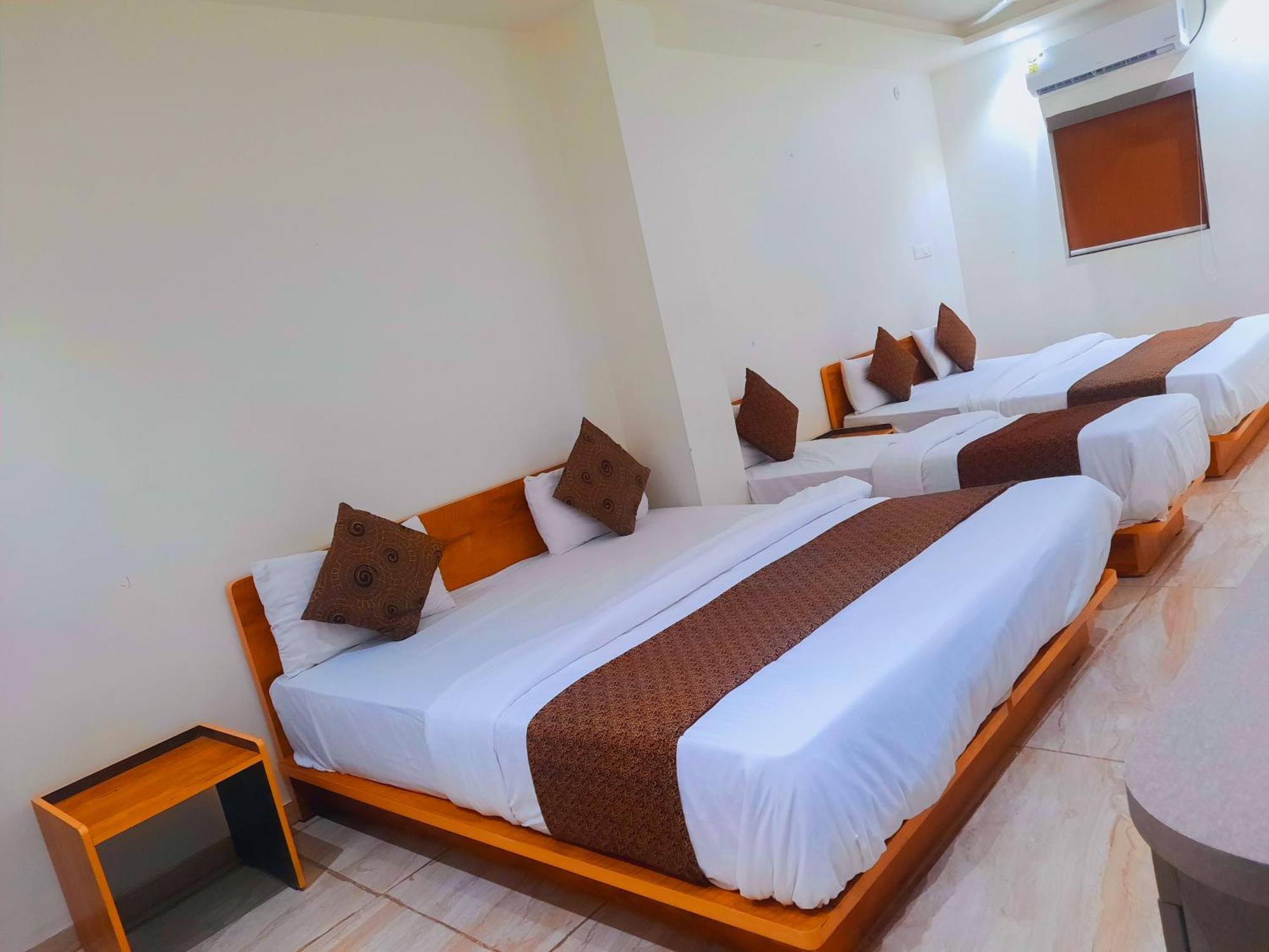 Hotel Nova Pride Rajkot Bagian luar foto