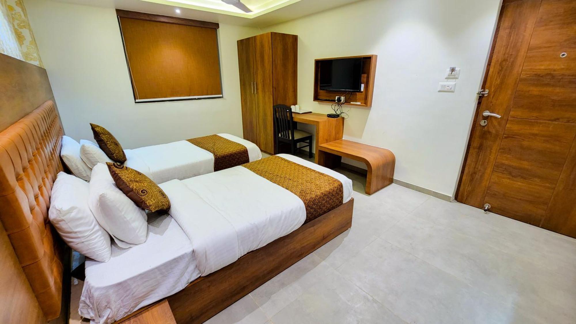 Hotel Nova Pride Rajkot Bagian luar foto