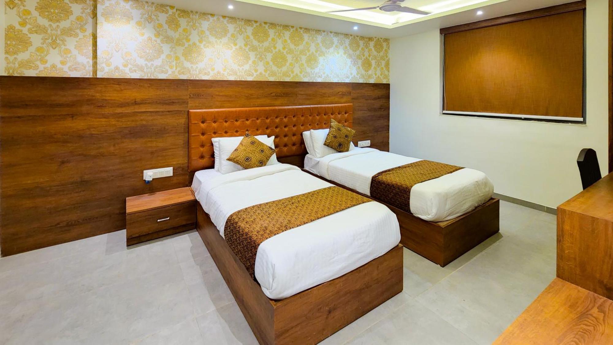 Hotel Nova Pride Rajkot Bagian luar foto