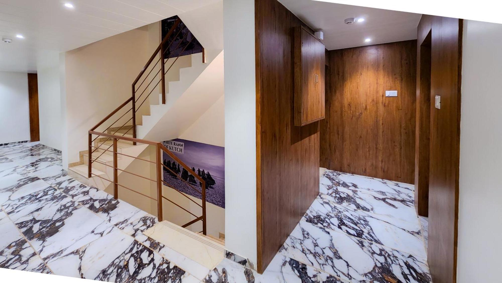 Hotel Nova Pride Rajkot Bagian luar foto