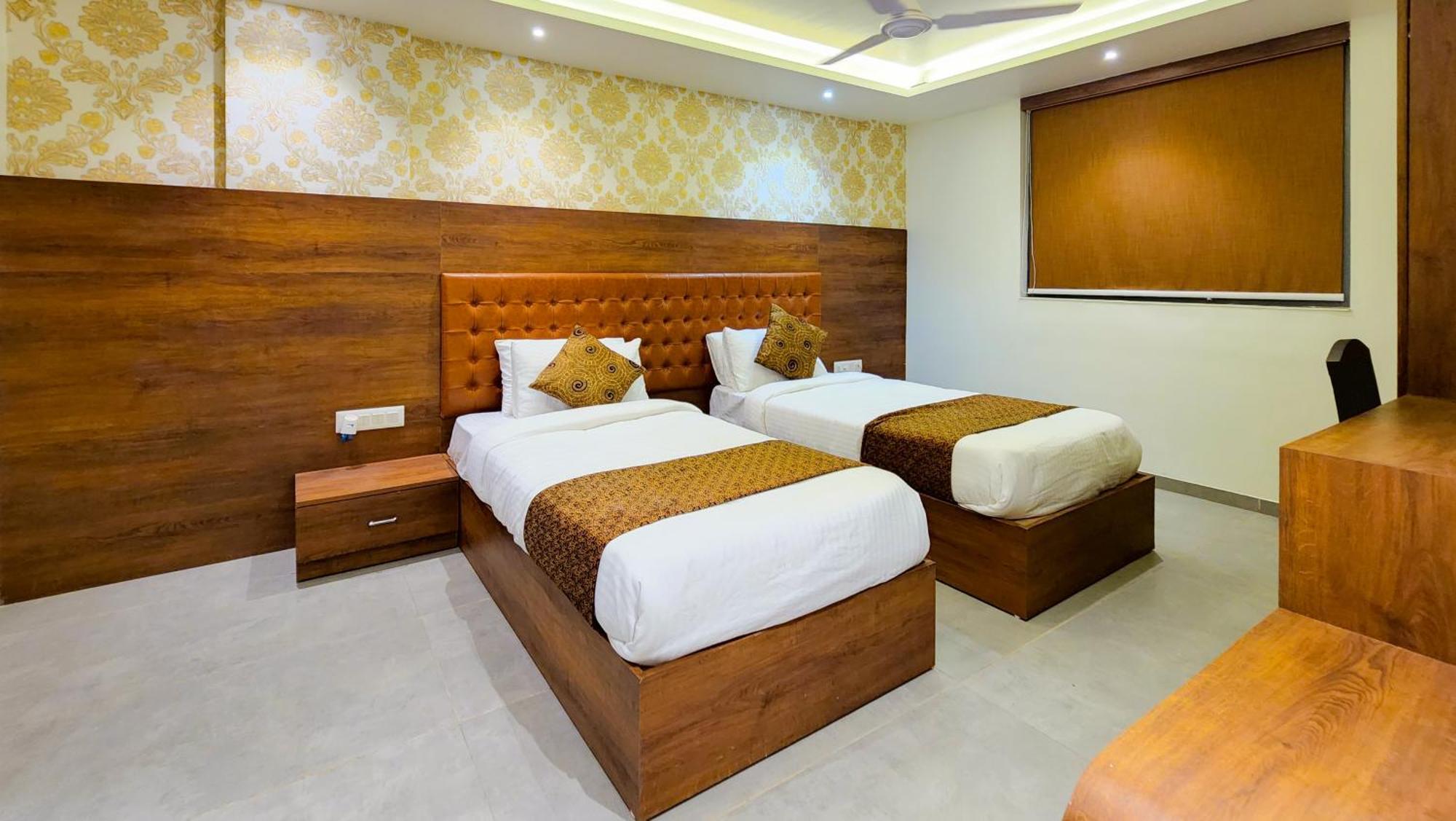 Hotel Nova Pride Rajkot Bagian luar foto