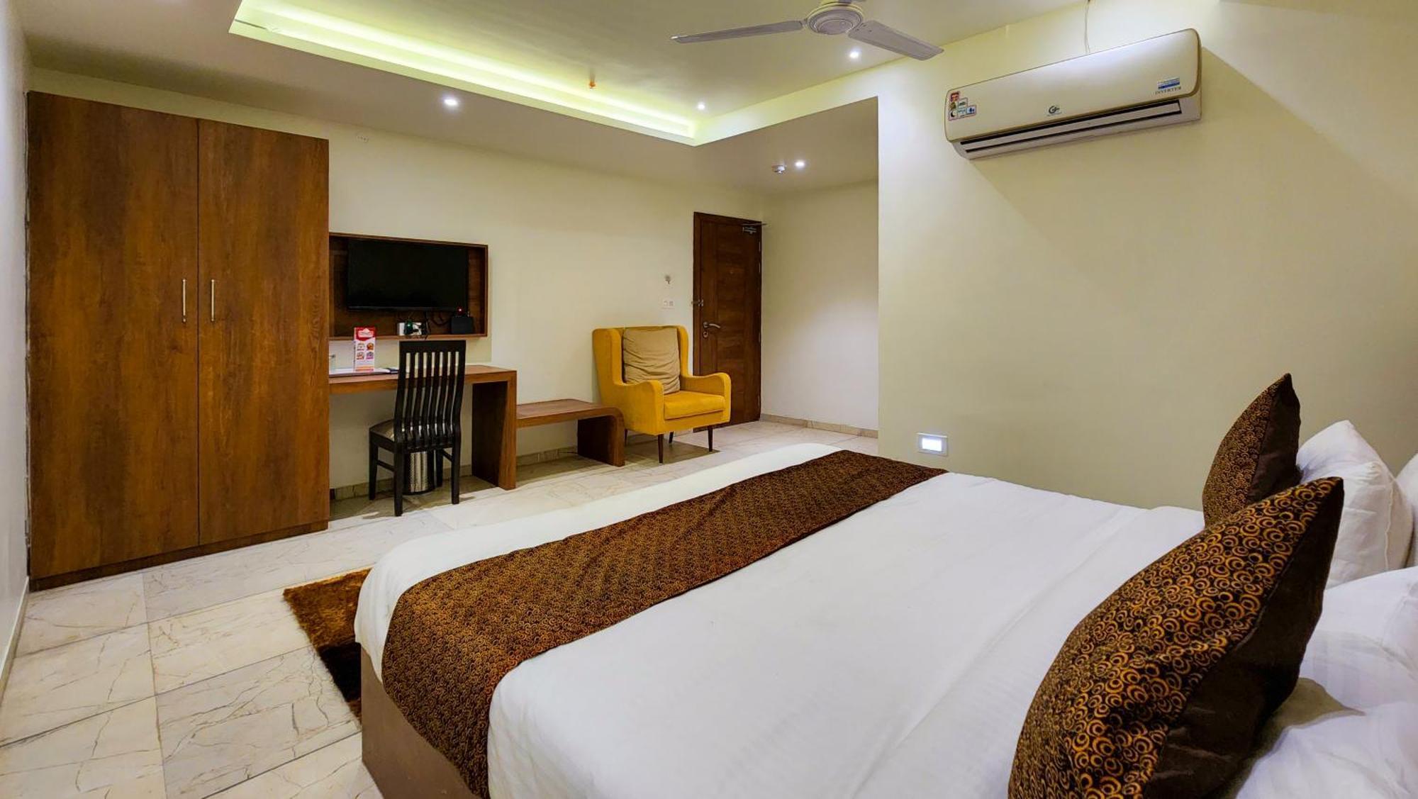 Hotel Nova Pride Rajkot Bagian luar foto