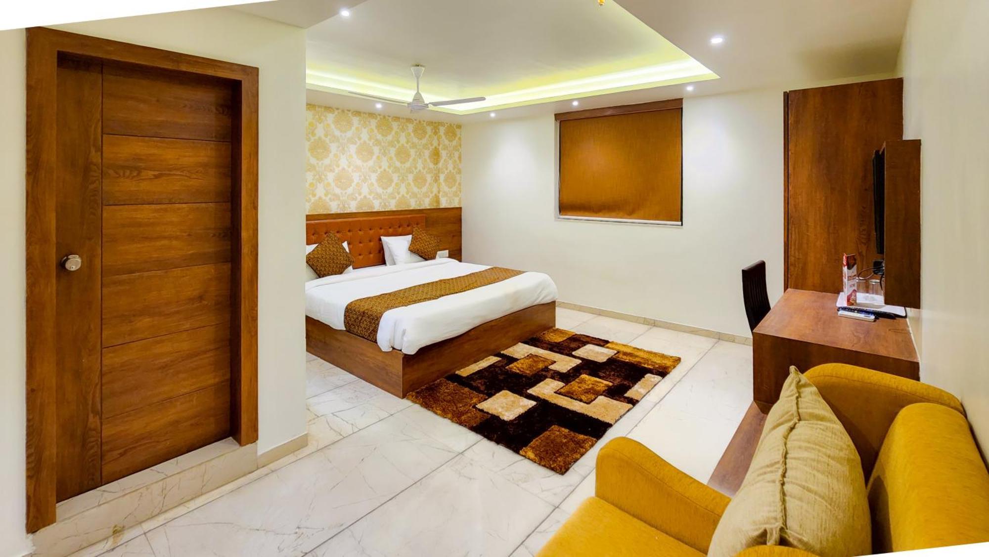 Hotel Nova Pride Rajkot Bagian luar foto