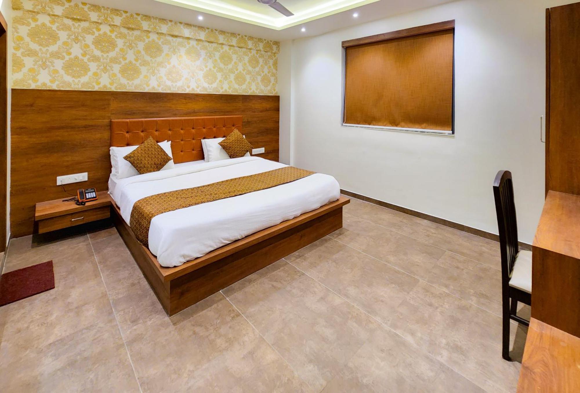 Hotel Nova Pride Rajkot Bagian luar foto