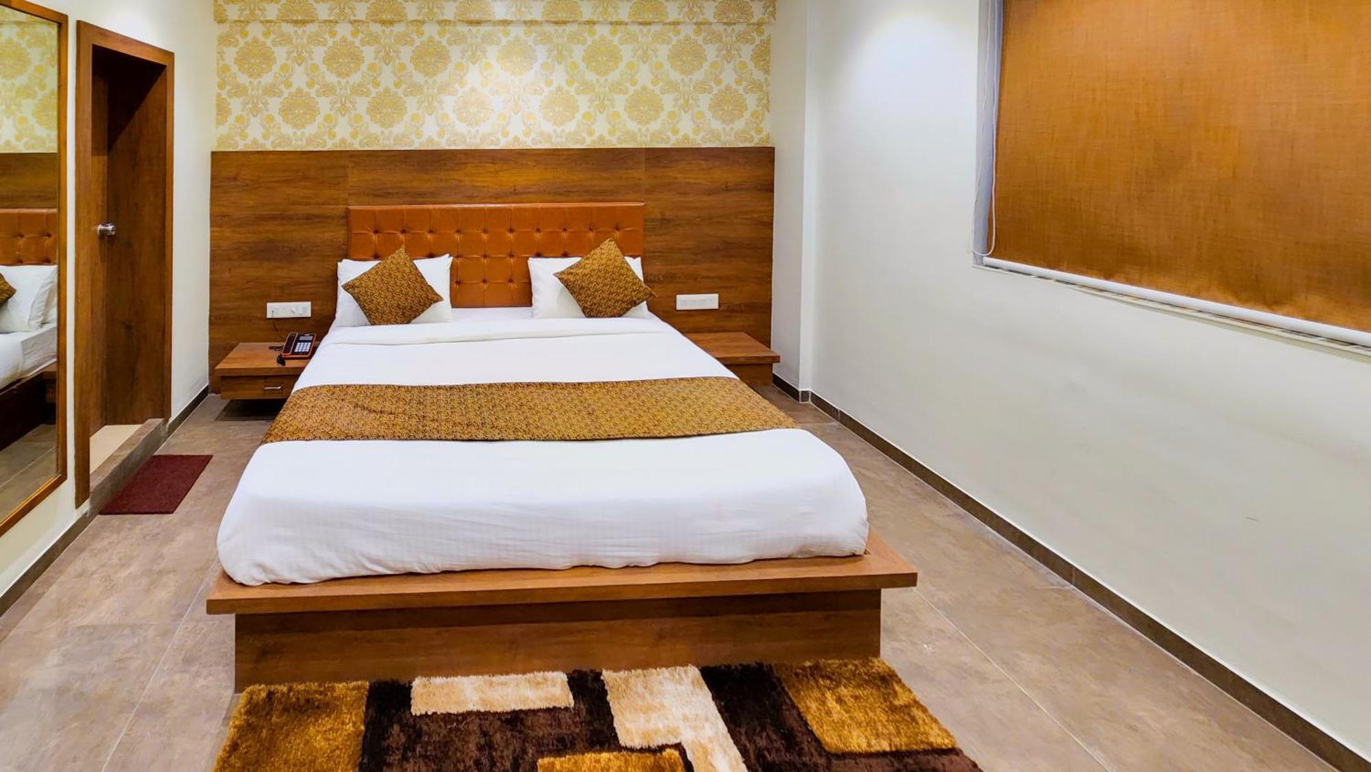 Hotel Nova Pride Rajkot Bagian luar foto