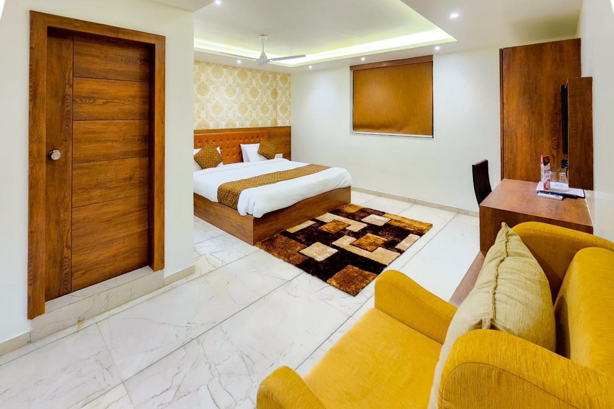 Hotel Nova Pride Rajkot Bagian luar foto