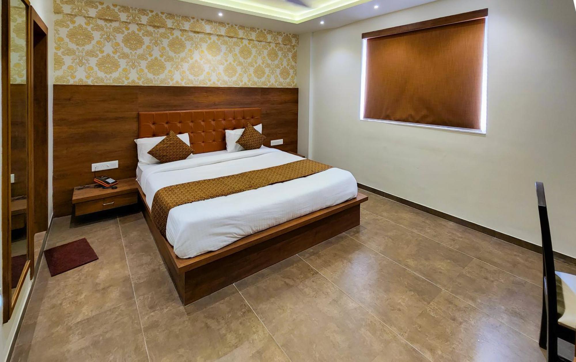 Hotel Nova Pride Rajkot Bagian luar foto