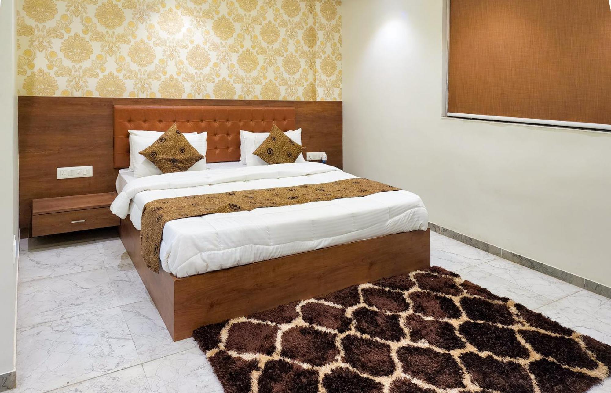 Hotel Nova Pride Rajkot Bagian luar foto