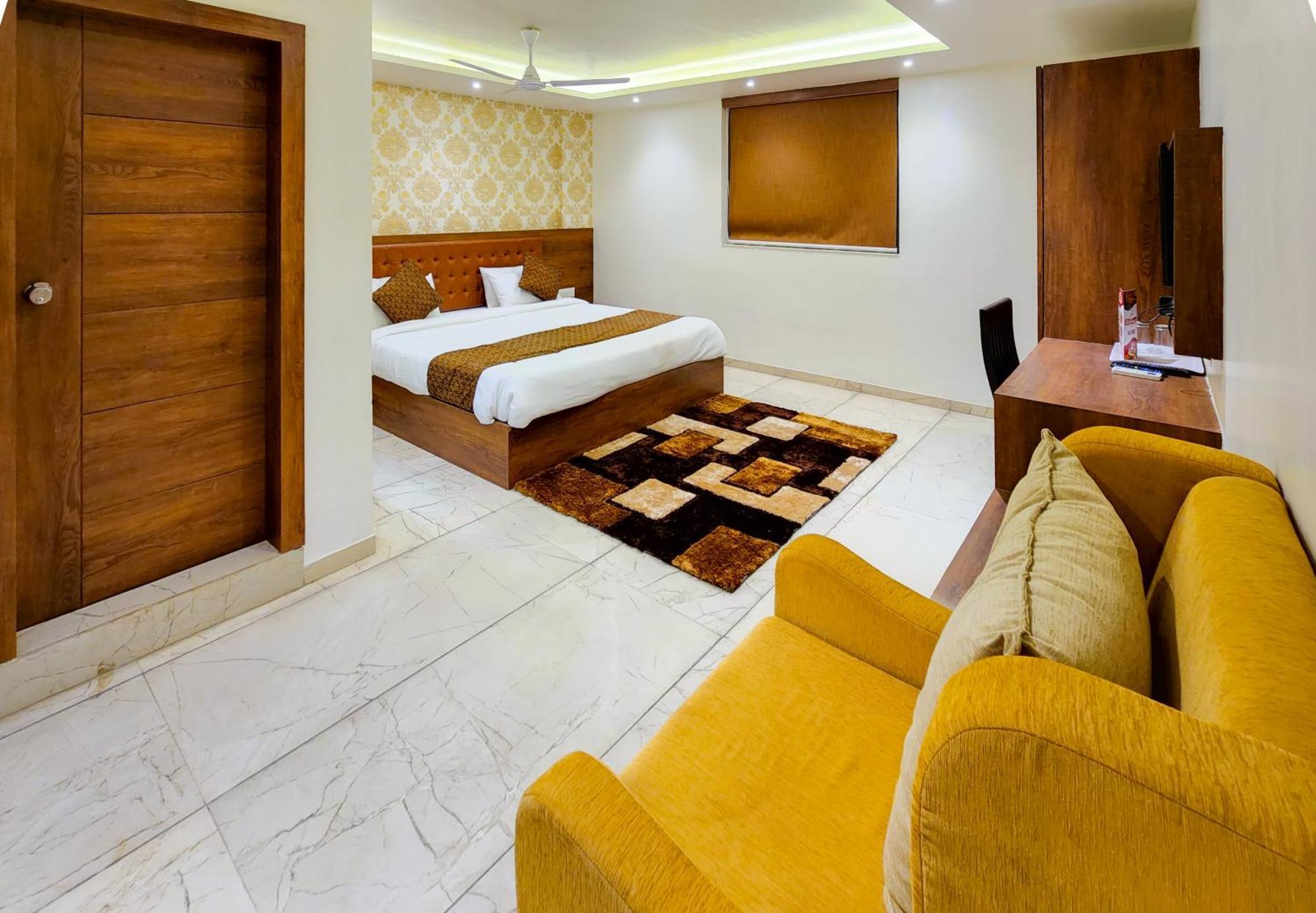 Hotel Nova Pride Rajkot Bagian luar foto