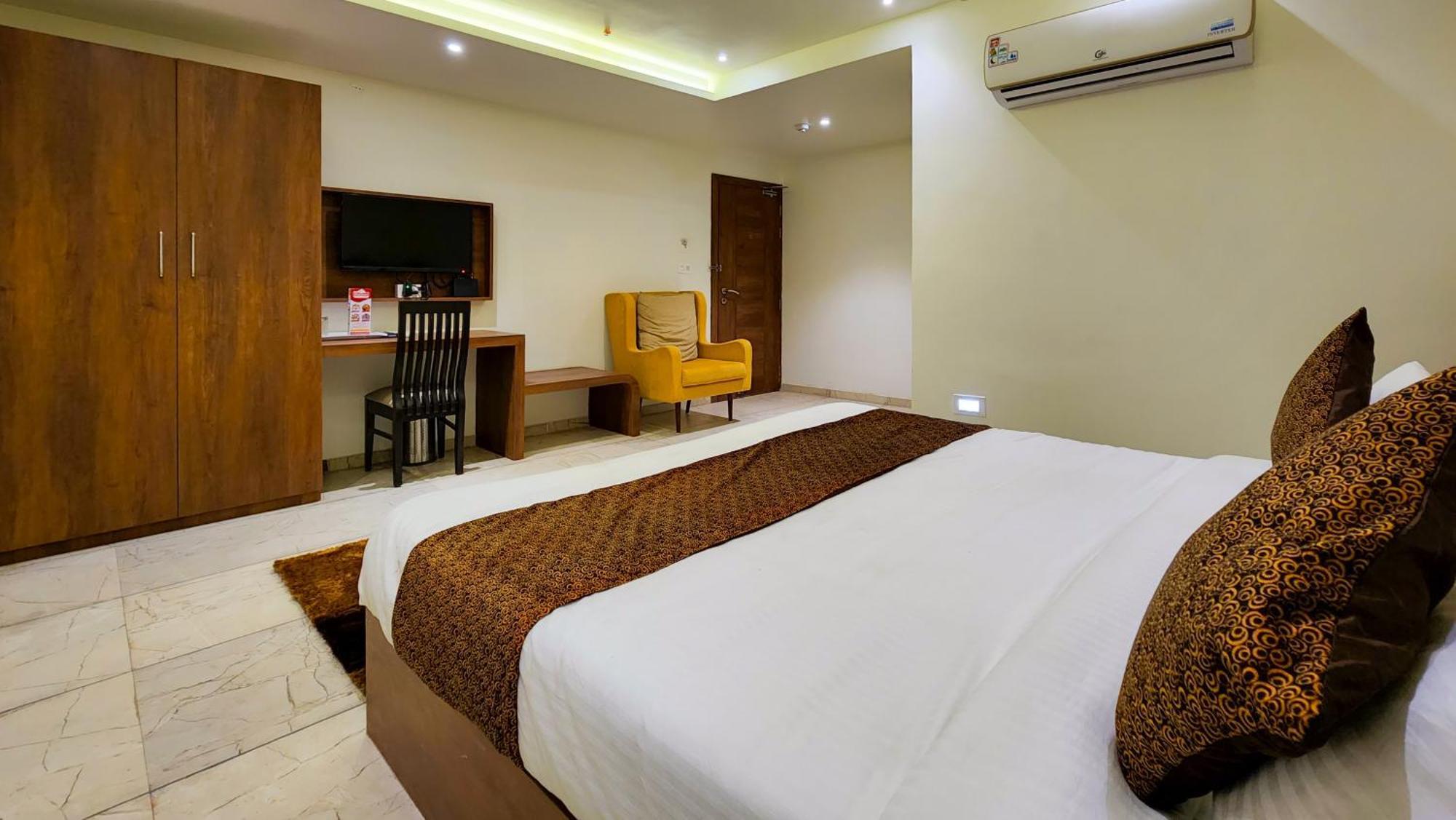 Hotel Nova Pride Rajkot Bagian luar foto